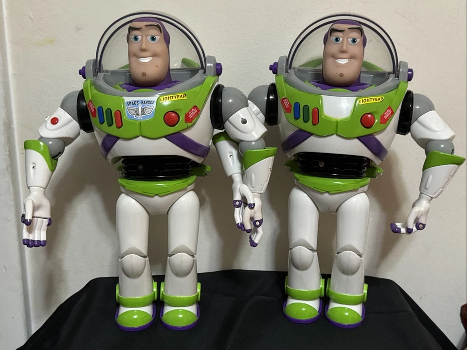 Conjunto de 2 bonecos de ação Disney Toy Story Buzz Lightyear Ultimate Talking trabalho 12"" - Imagem 1 de 4