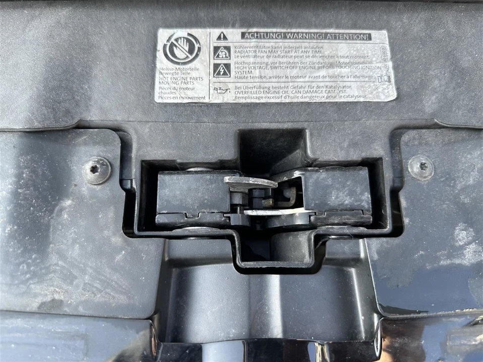 Cierre capó delantero 2011 2012 2013 2014 2015 2016 2017 2018 Volkswagen Jetta Foto 1 de 4