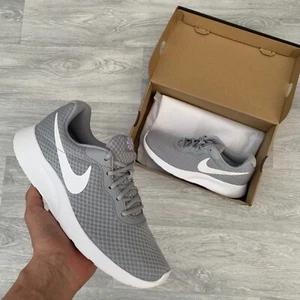 Entrenadores de gimnasio de entrenamiento para correr Nike Tanjun - gris lobo/blanco [DJ6258 002] - Imagen 1 de 8