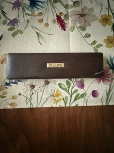 Reloj Bulova vintage en caja con manual necesita batería no estoy seguro si se ha usado - Imagen 1 de 5