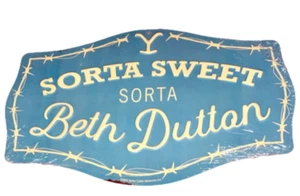 Letrero metálico de 11 pulgadas de la serie de televisión de Yellowstone Sorta Sweet Sorta Beth Dutton L x 8 pulgadas H - Imagen 1 de 1