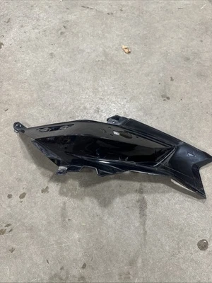 CAPÓ TRASERO IZQUIERDO SKI-DOO GEN4 RENEGADE X 900 ACE TURBO 517307424 25384 Foto 1 de 4