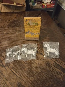 - 4 Stück Zebra Familie - Realistische Kunststoff Safari Tiere Figuren - Zoo Tier ... - Bild 1 von 5