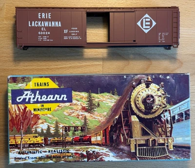 HO Athearn Blue Box 5232 40' Wood Sliding Door Box Car Erie Lakawanna 60592 Kit - Image 1 of 4
