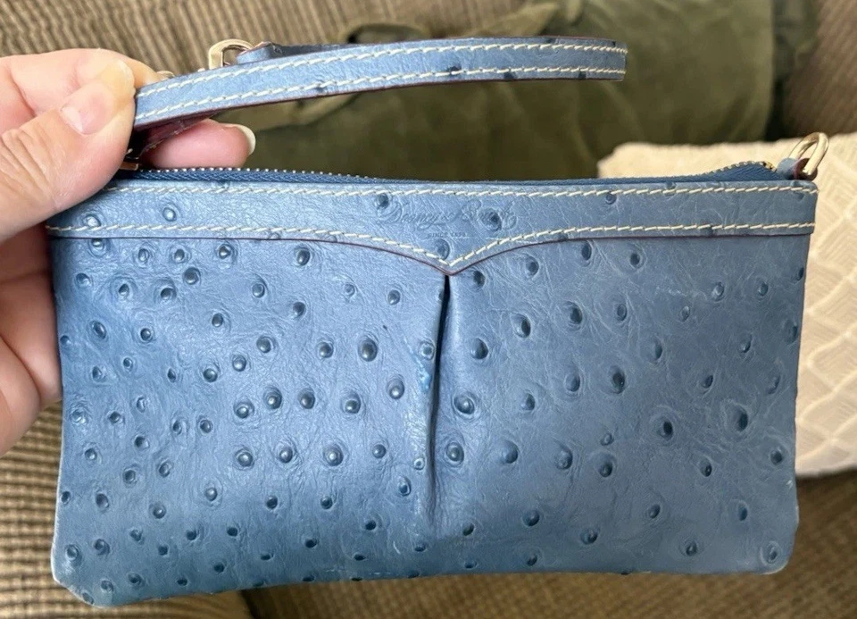 Bolso sin asas Dooney Bourke azul claro denim avestruz de cuero en relieve muñeca Foto 1 de 4
