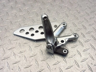 04-08 Aprilia RSV1000R 2008 OEM lote de soportes de clavija de pie delantero derecho Foto 1 de 4