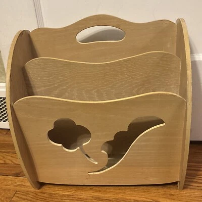 Современная газетная стойка середины века из маринованного дуба с вырезами на ручке - Изображение 1 из 4