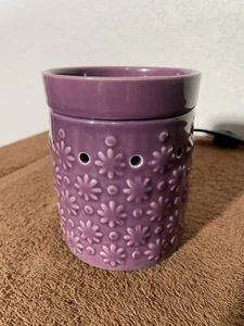 Scentsy Wachswärmer Cosmos lila floral geprägt ohne Karton MSW COSM Full Size - Bild 1 von 5
