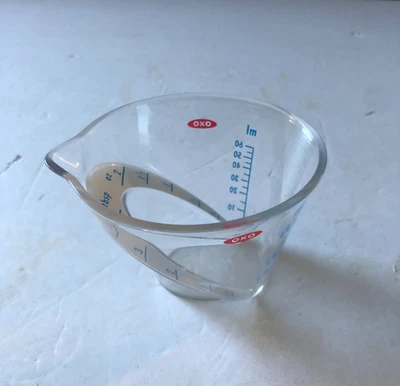 Mini taza de medición Oxo inclinada de 2 oz para cocina y bar en ángulo Jigger Shot multiherramienta Foto 1 de 3