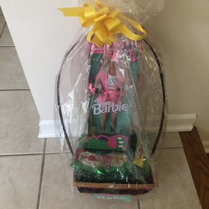 1995 RUSSELL STOVER SPECIAL EDITION BARBIE MATTEL Complete Doll, Basket, Candy ￼