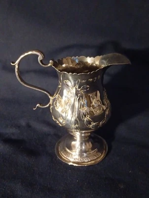 Jarra crema plata Jorge II, guirnaldas de campanario, cartucho de desplazamiento C Londres 1756. Foto 1 de 4