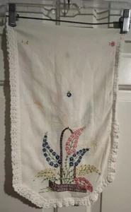 Bufanda de mesa floral vintage 34”x11” bordada a mano borde de encaje - Imagen 1 de 9