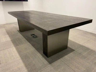 Mesa de comedor Restauración Hardware Roble y Acero Inoxidable Foto 1 de 4