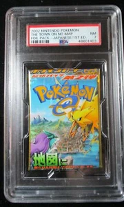 The Town On No Map 1st Ed. PSA 7 JAPANESE Long Pack (1403) Graded Booster Pack P - Imagen 1 de 1
