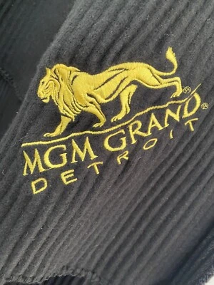 "Manta de poliéster MGM Grand Detroit Chenille Feel 53"" x 72"" suave difusa"  Foto 1 de 3