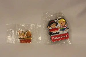 Juego de 2 Llaveros Fisher-Price y Llavero Solapa Pin - Imagen 1 de 5