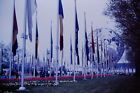 Photo diapositive originale 1964 Kodachrome New York exposition universelle drapeaux unisphère