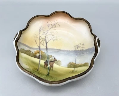 Antiguo cuenco de porcelana con borde festoneado escena lago ciervo pintado a mano Nipon Foto 1 de 4