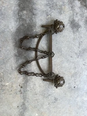 ¿Bronce victoriano antiguo? Toalla de pared de baño usada en excelente estado Foto 1 de 4