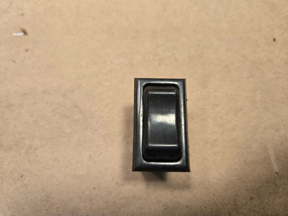 Interruptor basculante de ventana Triumph Stag Lucas 152SA Foto 1 de 4