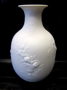 AK Kaiser 448 Biskuit Porzellan Vase weiß matt Blumenranken Relief Dekor H25,5cm - Bild 1 von 12