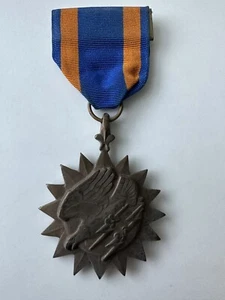 US Air Medal 1942-1970 outstanding airmanship and courage - Picture 1 of 4