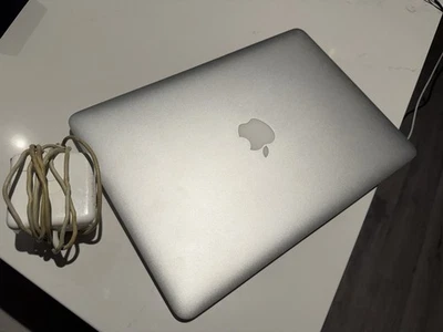 Apple A1466 13 дюймов 2017 MacBook Air i5-1,8 ГГц 8 ГБ DDR3 RAM 121,0 ГБ MONT - Изображение 1 из 4