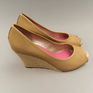 Tacones de cuña Lilly Pulitzer para mujer 8,5 tostados punta abierta charol perforado - Imagen 1 de 13