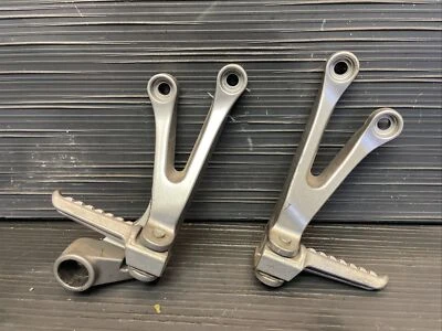 2006 Kawasaki Ninja ZZR600 Rear passenger foot pegs and brackets #22924 - Imagem 1 de 4
