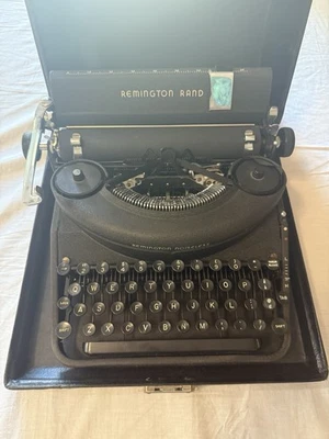 Máquina de escribir portátil silenciosa Remington Rand Remington de colección con estuche funciona Foto 1 de 4