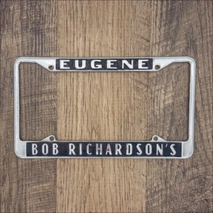 Marco de matrícula original EUGENE OREGON - concesionario Dodge de Bob Richardson - Imagen 1 de 1
