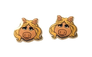 Post Earrings - New - Muppets Miss Piggy - Picture 1 of 1