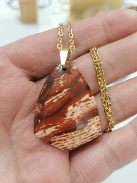 Collar de cadena de acero inoxidable chapado en oro de 18 quilates con colgante de jaspe rojo Foto 1 de 3