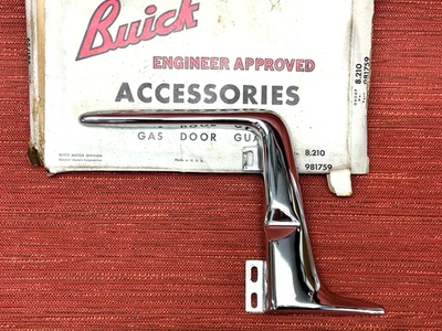 Nuevo de Lote Antiguo 1956 Buick Roadmaster, Accesorio Protector de Puerta de Gas. Cromo.  #981759 Foto 1 de 4