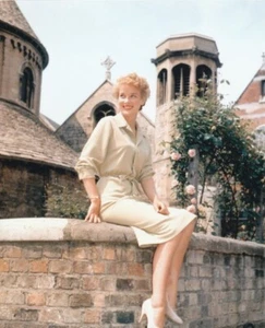 Sylvia Syms Unsigned photo - Beautiful actress - Donation to Cancer Charity *32 - Imagen 1 de 1