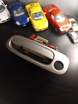 Manija de puerta plateada para conductores Toyota MR-S MR2 Spyder Foto 1 de 2