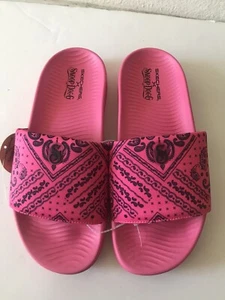 SANDALI DONNA SKECHERS X SNOOP DOGG ROSA BANDANA SLIDE ON SLIDER BASSI 10 NUOVI CON ETICHETTE - Foto 1 di 10