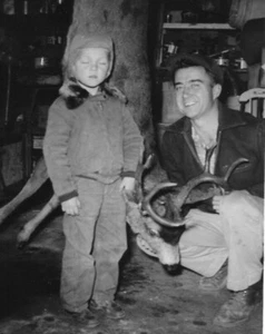 FOTOS AÑOS 50 B&W Viejo hombre vintage con niño caza ciervo  - Imagen 1 de 5