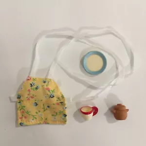 Sylvanian Families Calico Critters - Grembiule da cucina giallo, piatto, tazza, bidone - Foto 1 di 1