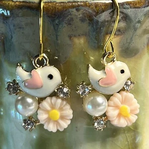 Orecchini pendenti tono oro uccellino bianco e perle fiori rosa. Artigianale. Uccellini. S900 - Foto 1 di 3