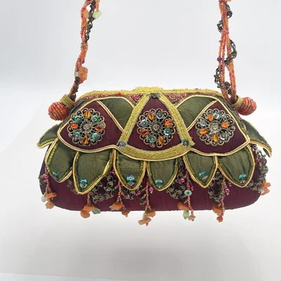 Bolso de noche Mary Frances para mujer verde borgoña con cuentas adornado con flecos Foto 1 de 4