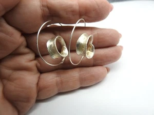 Pendientes perforados de aro con cable rizado de metal tono plata vintage - Imagen 1 de 3