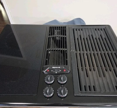 Jenn Air 30” quemador eléctrico de corriente descendente y accesorios de parrilla negro  Foto 1 de 4