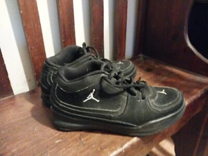 ZAPATOS AIR JORDAN NEGROS 2011 #440822-003 TALLA 6Y NIÑOS LOGOTIPO JUMPMAN - Imagen 1 de 7