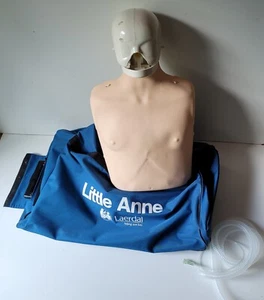 Maniquí Entrenador de RCP Laerdal Little Anne Torso para Adultos con BOLSA CON RUEDAS EXTRA GRANDE - Imagen 1 de 10