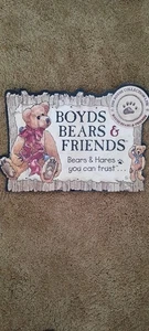 Letrero publicitario de cartón Boyds Bears and Friends - Imagen 1 de 1