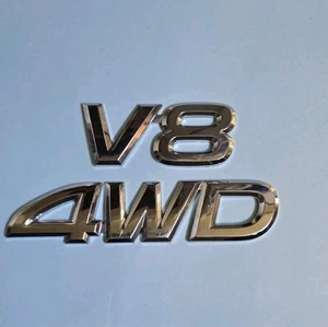2000-2006 Toyota Tundra Tailgate (( *V8* & *4WD* Emblems Pair Oem.#75473-0C010 - Foto 1 di 4