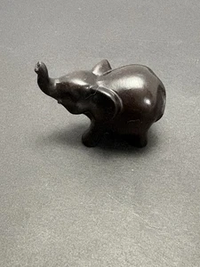 Piccola statuina elefante nero MINIATURA VINTAGE baule portafortuna da collezione - Foto 1 di 6