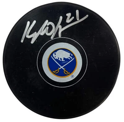 Disco Buffalo Sabres autografiado por Kyle Okposo (testigo de Beckett) Foto 1 de 2