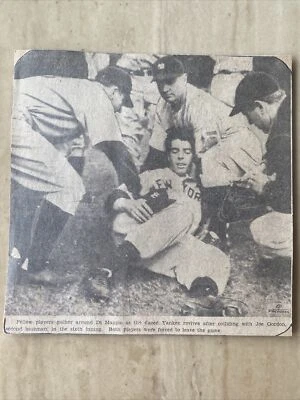 Joe DiMAGGIO choca con Joe Gordon 05/01/1938 New York Yankees 1939 periódico Foto 1 de 2